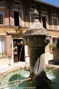 fontaine et hôtel Fabre de vaison-la-romaine