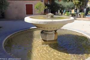fontaine de la mairie de Villes-sur-Auzon