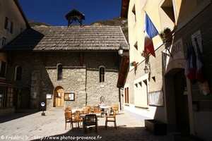 la chapelle Saint-Joseph et la mairie de colmars-les-alpes