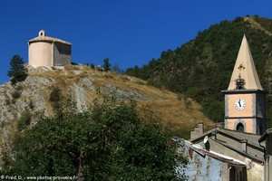 le clocher de l'église et la chapelle Saint-Ferréol de Vergons