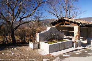 fontaine et lavoir de Saint-Pierre-Avez