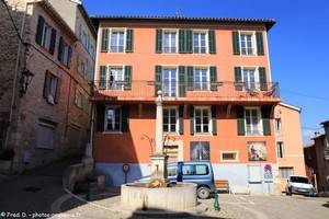 place D&eacute;sir&eacute; F&eacute;raud et sa fontaine de 1823