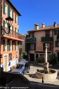 place D&eacute;sir&eacute; F&eacute;raud et sa fontaine de 1823
