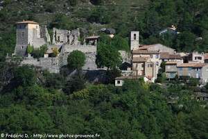 les ruines du ch&acirc;teau de Basses Gr&eacute;oli&egrave;res et l'&eacute;glise du village