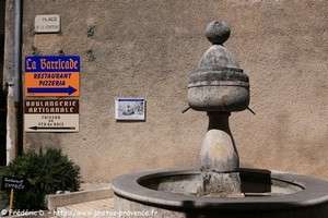 place de la fontaine de Gr&eacute;oli&egrave;res