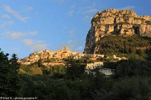 village de Saint-Jeannet au lever du soleil