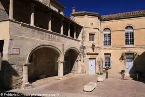 la maison des Chevaliers et la maison de Ville de Barbentane