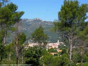 vue sur le village de cuges-les-pins