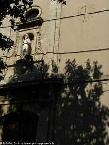 entr&eacute;e de l'&eacute;glise de La Fare les Oliviers