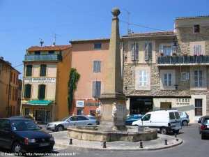 la place des H&eacute;ros et Martyrs de Lambesc