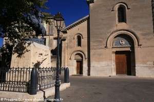 statue de Jeanne d'Arc sur le monument aux morts de Rognonas