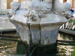 fontaine place de l'hotel de ville de saint-remy-de-provence
