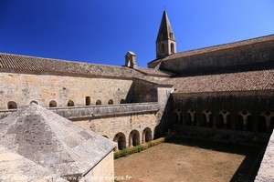 cloitre de l'abbaye du Thoronet