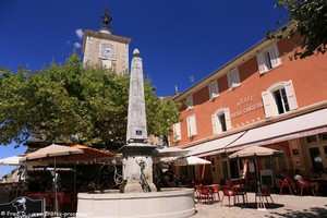 la place centrale d'aiguines