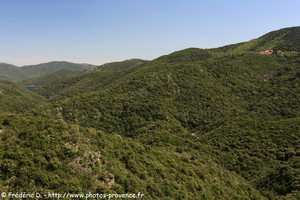 le barrage de la Verne et le monastère de la Verne