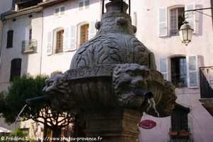 fontaine des deux places de cotignac