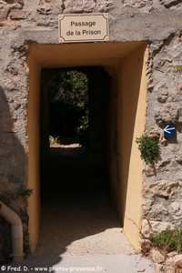 passage de la prison de Fox-Amphoux