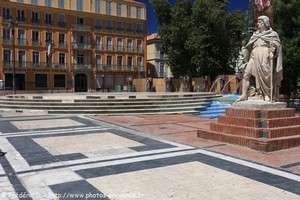 statue de Charles I d'Anjou sur la place Georges Clémenceau d'Hyères