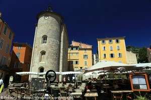 la Tour des Templiers et la place Massillon d'Hyères