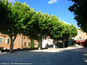 place du village de pourrieres