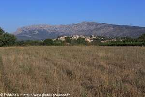 Pourrières dominé par la Sainte-Victoire