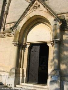 entrée de l'église notre-dame de nazareth