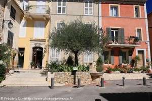 place Saint-Just de Sainte-Anastasie-sur-Issole