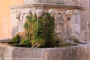 fontaine de l'église de l'Annonciade de Tourves