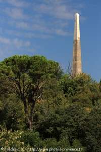 l'obélisque du site de Valbelle de Tourves