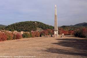 l'obélisque du site de Valbelle de Tourves