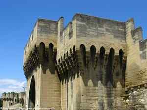 une des portes des remparts d'avignon