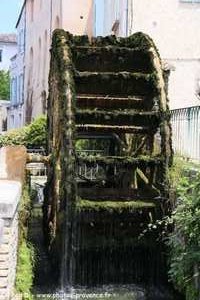 la rue des Roues à l'Isle-sur-la-Sorgue