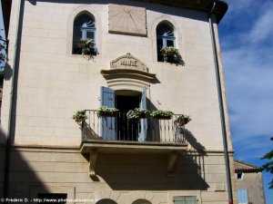 la mairie de lacoste avec son cadran solaire