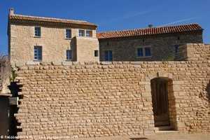 le château seigneurial de modène