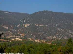 rustrel adossé aux monts du vaucluse