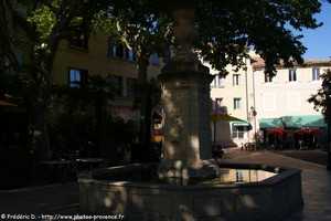 la place jean jaurès de sarrians