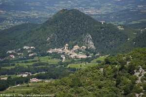 le village de Séguret dominé par le Sommier