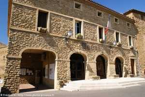 la mairie de sérignan-du-comtat
