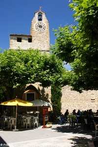 la place de villedieu et la tour de l'horloge