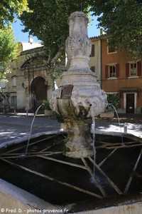 la grande fontaine de Villes-sur-Auzon