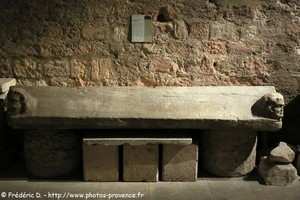 couvercle de sarcophage &agrave; acrot&egrave;res