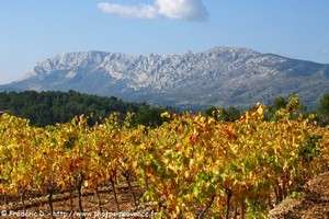 la Sainte-Victoire vue depuis les environs du village de Pourri&egrave;res 