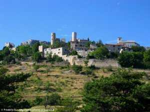 le village de Barg&egrave;me domin&eacute; par les ruines du ch&acirc;teau