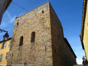 la tour de défense du groupe épiscopal de fréjus