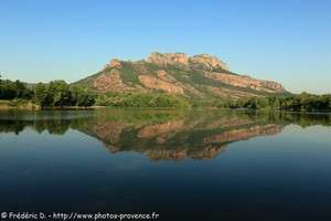 le lac de l'Ar&eacute;na et le rocher de Roquebrune-sur-Argens