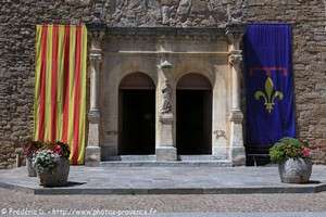 entr&eacute;e de l'&eacute;glise de Roquebrune-sur-Argens