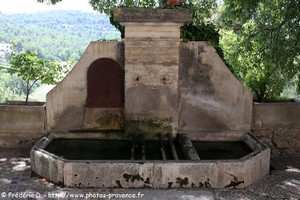 place de la fontaine de la roque-sur-pernes