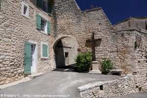 les remparts et le portail Meunier de Monieux